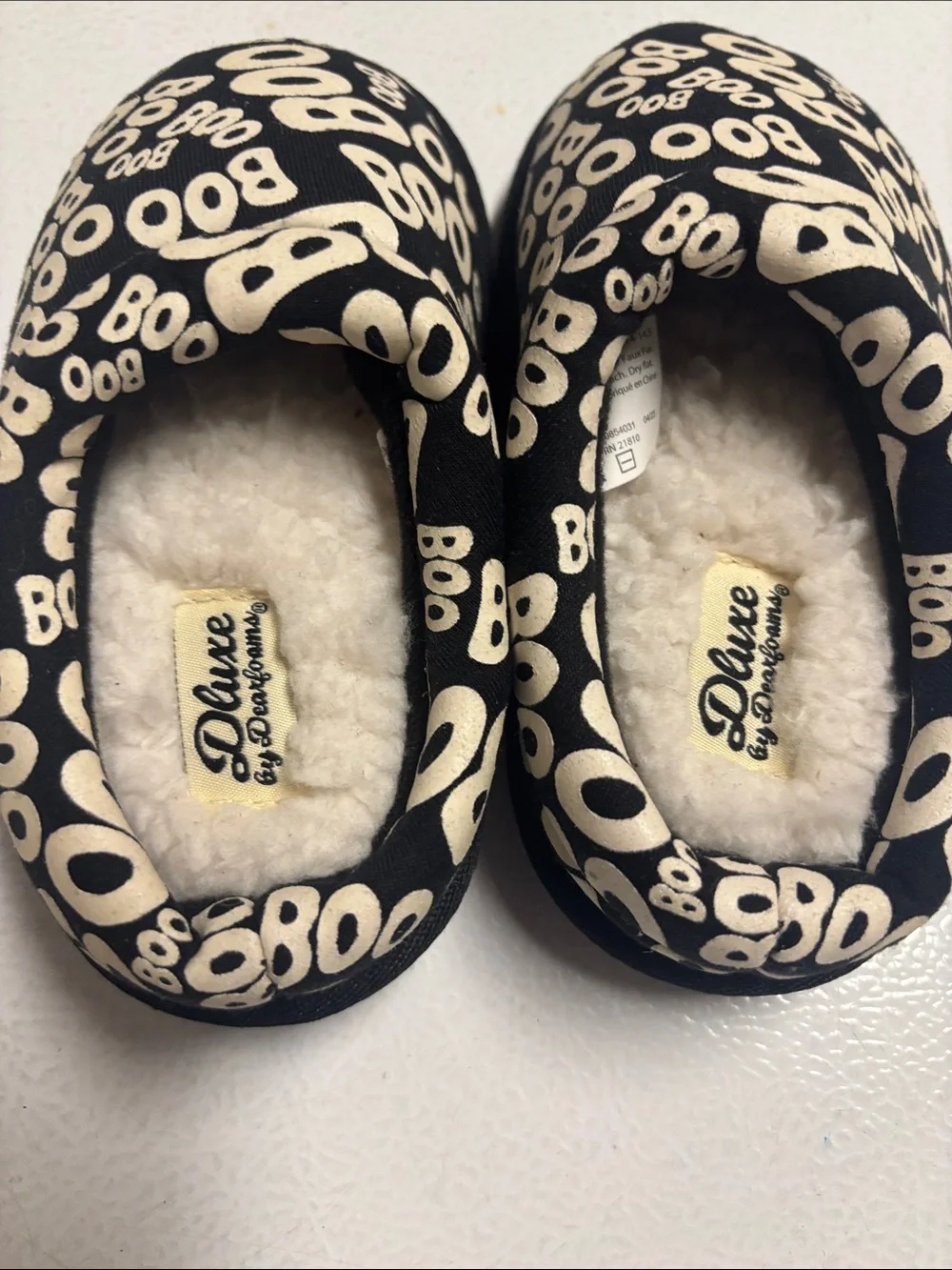 NWOT dearfoams Deluxe Black and Cream Halloween Boo' Slippers